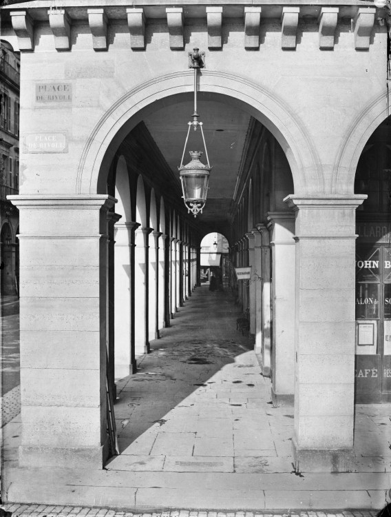 Arcade rue des Pyramides.jpg