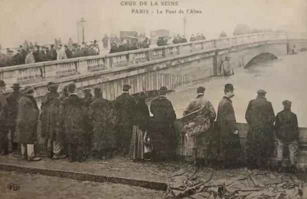 Pont de l'alma quais-001.jpg