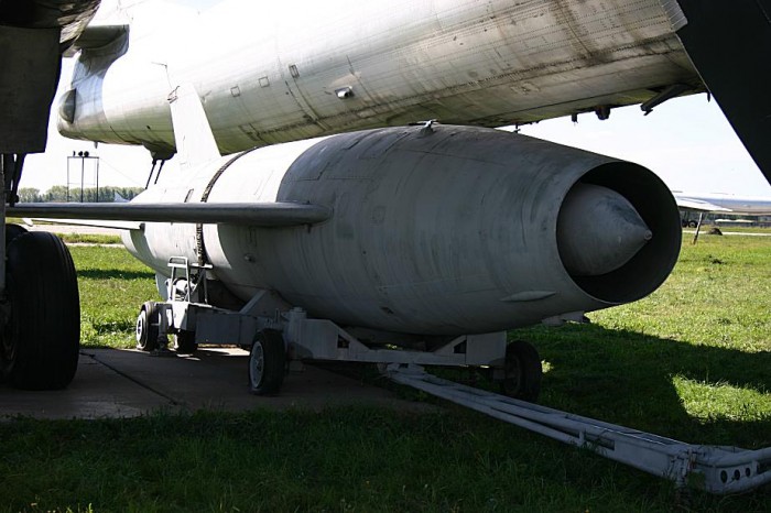 Vue du missile Kh 20 sous un  TU 95.jpg