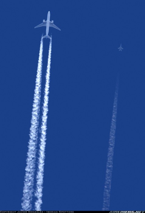 F-18 Espagnol escortant un B777 VIP à bord 1888107.jpg